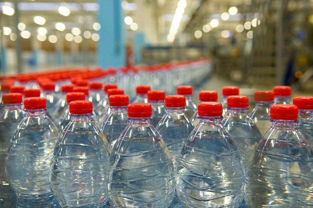 acqua in bottiglia di plastica
