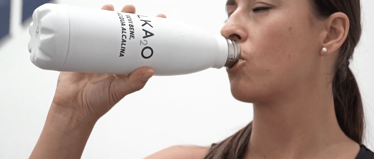 Irene Curtoni beve ALKA2O